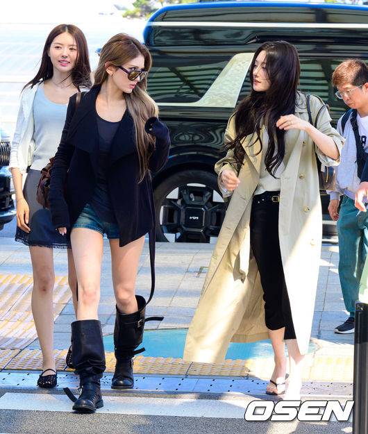 [OSEN=지형준 기자] 프로젝트 걸그룹 아이오아이(I.O.I)가 5일 해외 일정에 참석하기 위해 인천국제공항을 통해 태국 방콕으로 출국했다.국내에서의 활동을 마친 아이오아이는 태국 방콕과 홍콩에서 투어를 진행하며 해외 팬들과 만날 예정이다.아이오아이 임나영, 전소미, 정채연이 출국장으로 향하고 있다. 2026.06.05&nbsp;/ jpnews@osen.co.kr