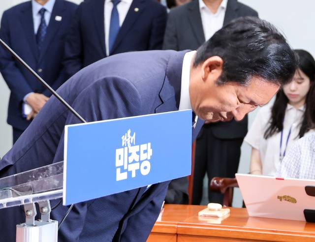 ▲더불어민주당 정청래 총괄상임선대위원장이 4일 국회에서 기자회견을 열기에 앞서 고개 숙여 인사하고 있다. ⓒ연합뉴스