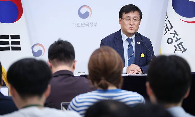김성환 기후에너지환경부 장관이 4일 서울 종로구 정부서울청사 별관에서 출입 기자 간담회를 하고 있다. 연합뉴스