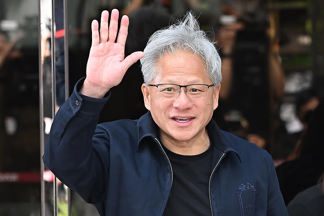 젠슨 황 엔비디아 최고경영자(CEO)가 5일 서울 강서구 서울김포비즈니스항공센터(SGBAC)를 통해 입국하고 있다. 오승현 기자