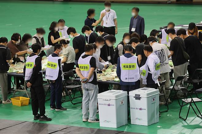 6월5일 서울 송파구 잠실7동 제2투표소에서 이송된 투표함이 개표소인 올림픽공원 핸드볼경기장에 도착해 참관인이 지켜보는 가운데 개표가 시작되고 있다. ⓒ 연합뉴스