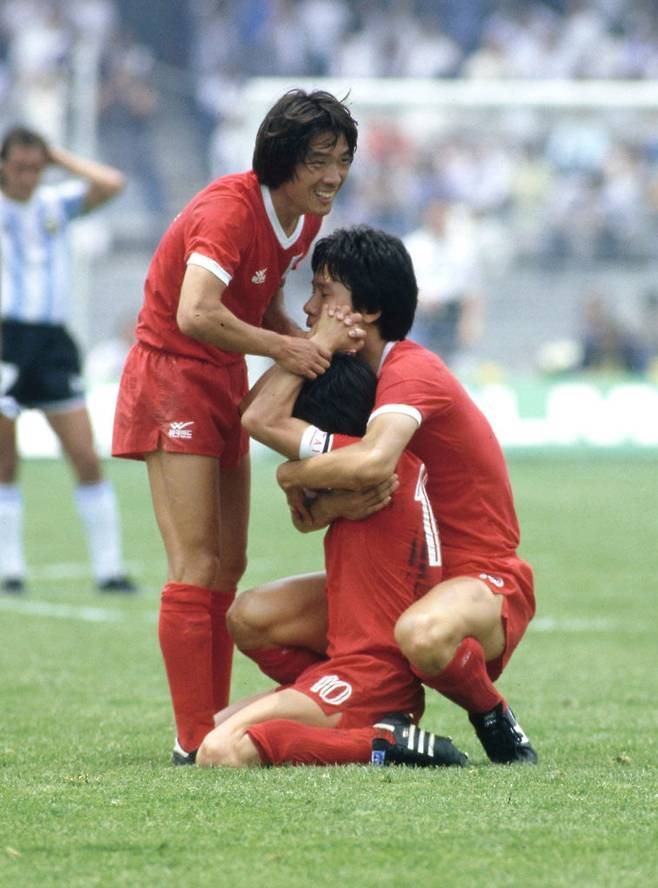 박창선이 1986 멕시코월드컵 아르헨티나전에서 골을 넣은 뒤 무릎을 꿇고 기도하고 있다. 게티이미지코리아