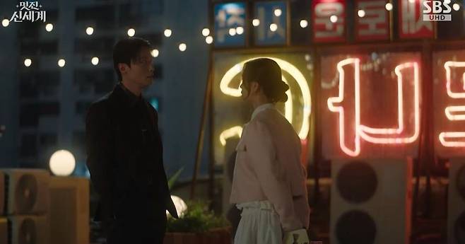 In Brave New World, Heo Nam-joon and Im Ji-yeon shared a passionate kiss amid a crisis, confirming their true feelings for one another.In the ninth episode of the SBS Friday-Saturday drama Brave New World, which aired on the 5th, Cha Se-gye (played by Heo Nam-joon) and Shin Seo-ri (played by Im Ji-yeon) were shown struggling with the revelation of their past lives.At the launch party for the brand B.O.J., Cha Se-gye suddenly asked Shin Seo-ri, Who are you? Gangga Dansim. Who are you? catching her off guard. He then poured out his confusion, saying, A certain woman keeps appearing in my dreams. A palace maid with no friends and no family. At first, I thought it was just a dream. But its strange. That woman looks exactly like you. Am I going crazy?In response, Shin Seo-ri retorted, Who are you to ask me that out of the blue? Did you have a drink in the middle of the day? She added, You cant even tell the difference between a crazy dream and reality. Seeing you show up looking like that and rambling about dreams, youve clearly lost your mind, trying to sound calm while inwardly feeling deeply unsettled.The two kept replaying their conversation over and over in their heads even inside the party hall. Just then, Cha Se-gyes fiancée, Mo Tae-hee (played by Chae Seo-an), appeared and asserted her claim, saying, What are you doing, Se-gye? In an official setting, Im the one who— Shin Seo-ri calmly retorted, Right, youre his fiancée. Ill give you permission, so go hold his hand and take a lap.When Cha Dal-su (played by Yoon Joo-sang), Cha Se-gyes grandfather and the chairman, appeared shortly after, Shin Seo-ri pulled out all the stops with her charm, calling him Grandpa and engaging in a battle of wits with his fiancée, Mo Tae-hee. Cha Se-gye tried to stop them by saying, Enough already, which drew laughter from everyone. Shin Seo-ri retorted, You used to nag me to call you CEO at first, so is being so sensitive about titles like an old fogey a family trait?Later, while reviewing the script for the drama *Queen of Women 2*, in which Shin Seo-ri stars, Cha Se-gye discovered a scene depicting Joo-sang and the noblewomans consummation and flew into a rage. He threw the script down and ordered, Director Son, contact the advertising team. Now, and, leveraging his massive product placement budget, had the entire scene replaced with a silk-rearing ceremony scene that included indirect advertising for cosmetics.Cha Se-gye even visited the set in person and warned the male lead (played by Ahn Chang-hwan), Im the one whos poured a lot of money into this drama, so I have a question. Are you sure the intimate scene with Shin Seo-ri has been cut? He added, There wont be any intimate scenes from now on. So please refrain from any unnecessary physical contact. When the co-star asked who she was, she caused an uproar with the absurd reply, Me? Shin Seo-ris stalker.When Shin Seo-ri, seeing this, scolded him, What am I supposed to do if you keep barging in like this without warning? Cha Se-gye explained, I think Im so stressed from worrying about every little thing that Im even having dreams about it. I need to live more comfortably, explaining that he had changed the script to protect the actress from the troublemaker. When Shin Seo-ri thanked him, saying, Thanks to you, I nailed that scene, Cha Se-gye retorted, Just words? He then snatched the eye-shaped candy Shin Seo-ri had pulled out, popped it into his mouth, and smiled, remarking, Its disgustingly sweet.Later, Cha Se-gye underwent surgery to have his impacted wisdom tooth extracted. Under anesthesia on the operating table, he had a dream about the past once again. In the dream, Lee Hyun, longing for Gang Dan-sim, wrote a poem and muttered, I just cant bring myself to tell her this. When Cha Se-gye woke up from the anesthesia and didnt see Shin Seo-ri by his side, he was disappointed, calling her a heartless woman, but soon spotted Shin Seo-ri, who had walked through the rain with bare hands to buy ice for him, and his face lit up with relief.Shin Seo-ri, troubled by the dream Cha Se-gye had mentioned, asked him about its contents, and he replied, He called me Grand Prince. Realizing that the Grand Prince Lee Hyun from her past was actually Cha Se-gye, Shin Seo-ri despaired, thinking, A bad feeling is never wrong. Contrary to her expectation that Grand Prince Lee Hyun would have resented her, Cha Se-gye sincerely told her, He was in love with a woman named Gang Dan-sim, making Shin Seo-ris heart skip a beat.Cha Se-gye dropped a bombshell, saying, Ill take care of Grandfather and settle the political marriage myself. When Shin Seo-ri sarcastically retorted, Are you giving up already? Why not milk it for all its worth? You seem really scared of Grandpas reaction, to which she bluntly confessed, Hes just doing that to look good in your eyes.Before heading home, Shin Seo-ri warned, Be careful of Choi Moon-do (played by Jang Seung-jo). Dont trust anyone, she warned. When Cha Se-gye brushed it off, saying, Ill handle it myself, she offered concerned advice: Do you think the world is that easy? You dont know when or where a knife might strike—do you really want to play at love so carefree? Cha Se-gye retorted, The world is easy for me. But youre the one whos hard. Just dont show up in my dreams, to which Shin Seo-ri asked, What if its not a dream? What if Im that kind of woman? A woman who would give up anything to survive? leaving Cha Se-gye unsettled.Shin Seo-ri visited the history museum and fell deep in thought while looking at the painting she had created. Just then, a student preparing a thesis approached her and showed her a painting in the museum that resembled Shin Seo-ri. This painting depicted a heart-wrenching love letter that Prince Lee Hyun had once left for Gang Dan-sim. Shin Seo-ri wept, saying, Unable to even deliver it, agonizing like a stone, my heart rotting away. What kind of love is that? Love my ass. Then, as if she had made up her mind, she sprinted off at full speed. Unlike her past self, who had foolishly let Lee Hyun slip away, she resolved to charge headlong toward Cha Se-gye in this life.Toward the end of the episode, when Choi Moon-dos hidden camera was discovered, he threatened Cha Se-gye by pulling out a photo of Shin Seo-ri. Cha Se-gye went to find Shin Seo-ri and lashed out at her, asking, Why didnt you tell me you met Choi Moon-do? But in the end, she kissed her, saying, No matter who you are or where you came from, I believe you completely, so forget about all the other guys and just look at me.