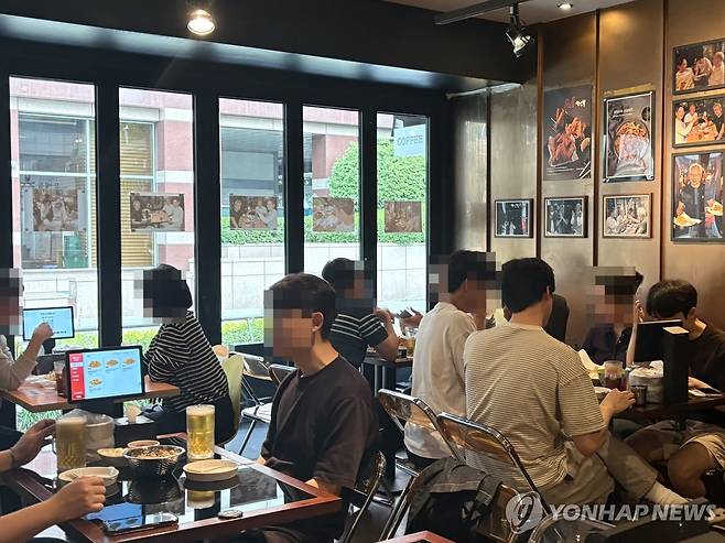 깐부치킨 삼성점을 찾은 손님들 (서울=연합뉴스) 강민지 인턴기자 = 지난 3일 이른 저녁부터 깐부치킨 삼성점을 찾은 손님들. 2026.6.5