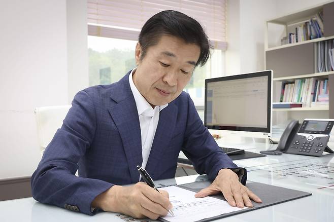 6·3지방선거에서 재선된 직후 제1호 결재를 하는 전성수 서초구청장 [서초구 제공. 재판매 및 DB 금지]