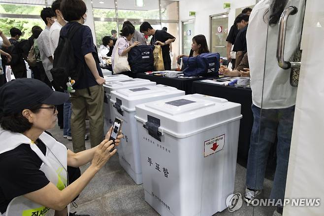 개표소에서 투표함 점검하는 선관위 관계자들 [EPA=연합뉴스 자료사진. 재판매 및 DB 금지]