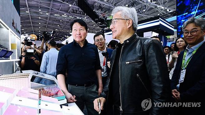 SK하이닉스 전시 부스 둘러보는 최태원 회장과 젠슨 황 CEO (서울=연합뉴스) 최태원 SK그룹 회장과 젠슨 황 엔비디아 CEO가 2일 대만 타이베이에서 개막한 '컴퓨텍스 2026'에 참석, SK하이닉스 전시 부스를 둘러보고 있다. 2026.6.2 [SK하이닉스 제공. 재판매 및 DB 금지] photo@yna.co.kr