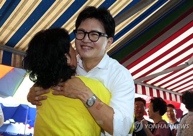 구포시장 상인과 포옹하는 한동훈 (부산=연합뉴스) 손형주 기자 = 무소속 한동훈 부산 북갑 국회의원 보궐선거 당선인이 4일 부산 북구 구포시장을 찾아 시민들에게 당선 감사의 인사를 하고 있다. 2026.6.4 handbrother@yna.co.kr