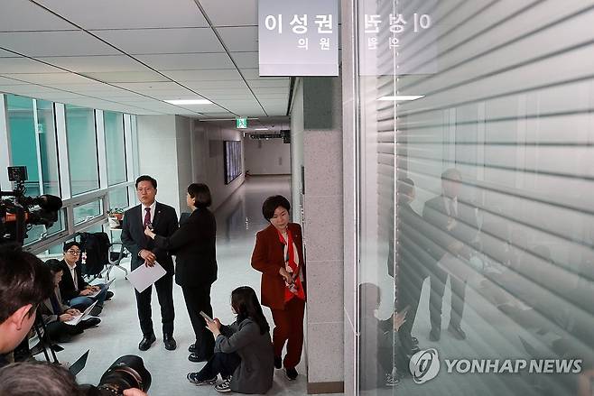 조찬 회동하는 국민의힘 소장파 '대안과 미래' (서울=연합뉴스) 신현우 기자 = 국민의힘 개혁 성향 의원 모임 '대안과 미래' 소속 송석준 의원이 28일 국회의원회관에서 '대안과 미래' 의원들과의 조찬 회동에 참석하며 취재진 질문에 답하고 있다. 오른쪽은 회동에 참석하는 국민의힘 조은희 의원. 2026.4.28 nowwego@yna.co.kr