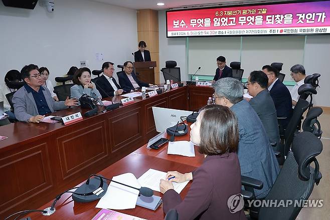 지방선거 돌아보는 국민의힘 의원들 (서울=연합뉴스) 신현우 기자 = 5일 국회 의원회관에서 국민의힘 윤상현 의원이 연 토론회 '6·3 지방선거 평가와 고찰 - 보수, 무엇을 잃었고 무엇을 되찾을 것인가'에 참석한 국민의힘 의원들과 인천 연수갑 국회의원 보궐선거에 출마했던 박종진 연수갑 조직위원장이 대화하고 있다. 2026.6.5 nowwego@yna.co.kr
