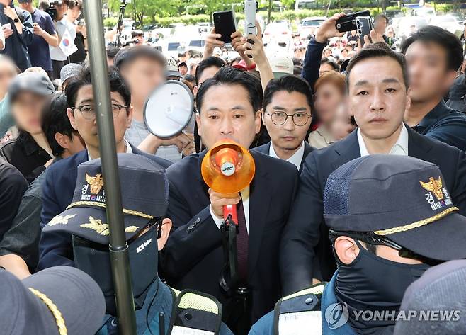 확성기 든 장동혁 대표 (서울=연합뉴스) 박동주 기자 = 국민의힘 장동혁 대표가 5일 잠실7동 투표함 개표가 진행되고 있는 서울 송파구 올림픽공원 핸드볼경기장에서 확성기들고 발언하고 있다. 2026.6.5 pdj6635@yna.co.kr