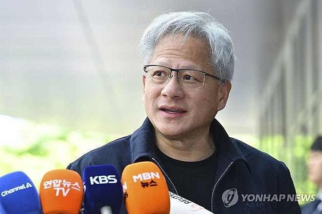 취재진 질문에 답하는 엔비디아 젠슨 황 CEO (서울=연합뉴스) 임화영 기자 = 엔비디아 젠슨 황 최고경영자(CEO)가 5일 전용기편으로 서울 강서구 김포비즈니스항공센터(SGBAC)에 도착해 취재진의 질문에 답하고 있다. 2026.6.5 [공동취재] hwayoung7@yna.co.kr