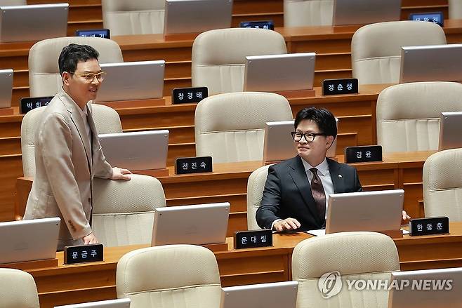 국회 입성한 무소속 한동훈 의원 (서울=연합뉴스) 신현우 기자 = 부산 북갑 국회의원 보궐선거에서 당선된 무소속 한동훈 의원이 5일 국회에서 22대 국회 후반기 의장단을 선출하기 위해 열린 본회의에 참석해 개회를 기다리며 국민의힘 박정훈 의원과 대화하고 있다. 2026.6.5 nowwego@yna.co.kr