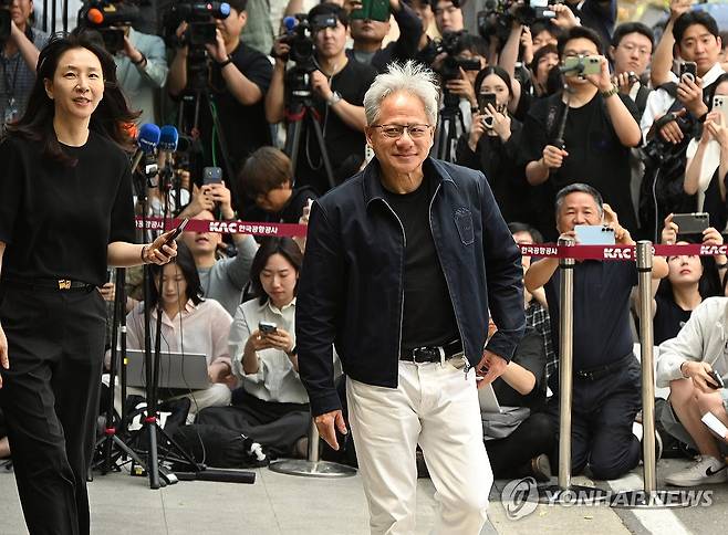 김포공항 통해 입국한 엔비디아 젠슨 황 CEO (서울=연합뉴스) 임화영 기자 = 엔비디아 젠슨 황 최고경영자(CEO)가 5일 전용기편으로 서울 강서구 김포비즈니스항공센터(SGBAC)에 도착해 센터를 나서고 있다. 2026.6.5 [공동취재] hwayoung7@yna.co.kr