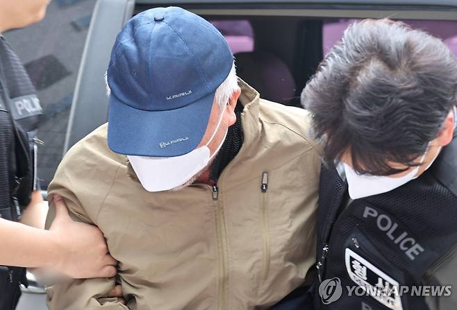 청주 노래방 살해범 영장실질심사 (청주=연합뉴스) 박건영 기자 = 청주의 한 노래방에서 흉기를 휘둘러 1명을 살해하고 1명을 다치게 한 혐의를 받는 60대 남성이 구속 전 피의자 심문(영장실질심사)을 받기 위해 11일 청주지법에 출석하고 있다. 2026.5.11 pu7@yna.co.kr