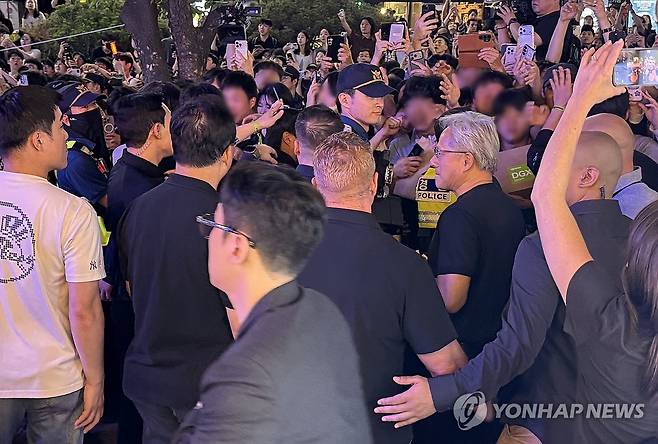 시민들에게 치킨 나눠주는 젠슨 황 CEO (서울=연합뉴스) 강태우 기자 =  젠슨 황 엔비디아 최고경영자(CEO)가 5일 서울 마포구 비비큐(BBQ) 홍대입구점에서 최태원 SK그룹 회장, 구광모 LG그룹 회장, 이해진 네이버 의장과 회동 중 시민들에게 치킨을 나눠주고 있다. 2026.6.5 burning@yna.co.kr