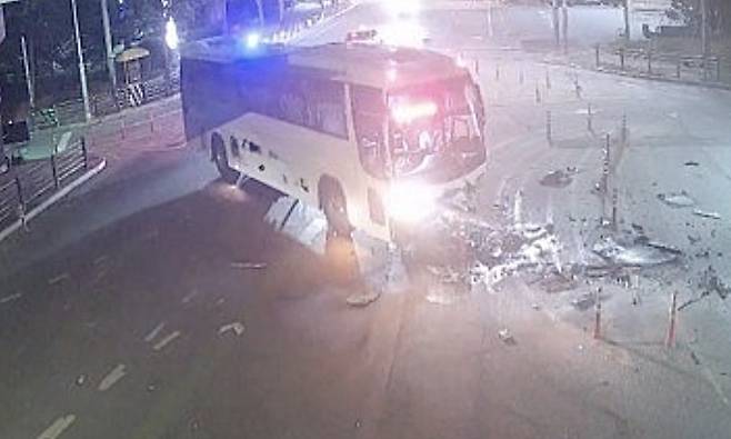 지난 5일 밤 평택시 합정동의 한 교차로에서 승용차와 고속버스가 충돌하는 사고가 발생, 승용차에 탑승 중이던 2명이 숨지고 버스에 타고 있던 6명이 다쳤다. 사진=경기도소방재난본부
