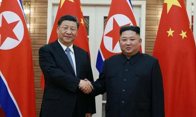 시진핑 중국 국가주석이 오는 8일부터 9일까지 북한을 국빈 방문한다고 중국과 북한이 5일 발표했다. 시 주석의 북한 방문은 2019년 6월 이후 약 7년 만으로, 김정은 집권 이후 두 번째 방북이다. 사진은 지난 2019년 6월 20일 평양을 방문한 시진핑 중국 국가주석이 북중정상회담에 앞서 김정은 북한 국무위원장과 악수하는 모습. [사진=연합뉴스]