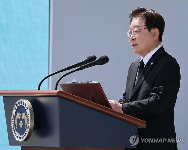 이재명 대통령이 국립서울현충원에서 거행된 제71회 현충일 추념식에 참석해 추념사를 하고 있다. / 사진=연합뉴스.