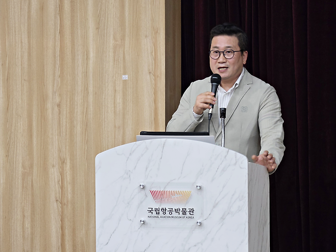 ▲박창우 청주대학교 무인항공기학과 교수가 '안티 드론 시스템에 관한 고찰'을 통해 장비 중심 방어 체계의 한계를 지적하는 모습. 사진=박규빈 기자
