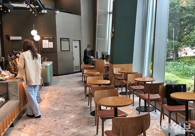 평일 점심시간임에도 한산한 서울 여의도 소재 스타벅스 매장. [사진=김유진 기자]