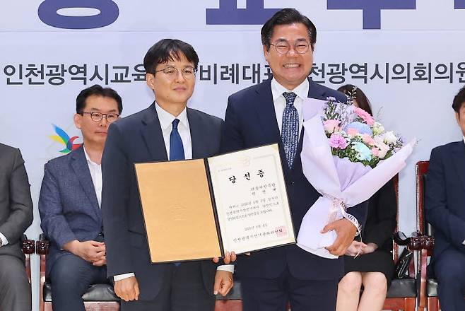 더불어민주당 박찬대(오른쪽) 인천시장 당선인이 지난 4일 인천 미추홀구 인천시선거관리위원회에서 열린 ‘제9회 전국동시지방선거 당선증 교부식’에서 당선증을 받고 있다. (사진=연합뉴스)