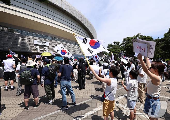 6·3 지방선거 투표용지 부족 사태에 반발한 시민들이 6일 서울 송파구 올림픽공원 핸드볼경기장 개표소 앞에 모여 재선거를 요구하는 구호를 외치고 있다. 2026.6.6 ⓒ 뉴스1 구윤성 기자