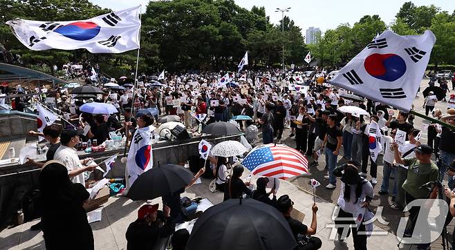 6·3 지방선거 투표용지 부족 사태에 반발한 시민들이 6일 오전 서울 송파구 올림픽공원 핸드볼경기장 개표소 앞에 모여 재선거를 요구하는 구호를 외치고 있다. 2026.6.6 ⓒ 뉴스1 구윤성 기자