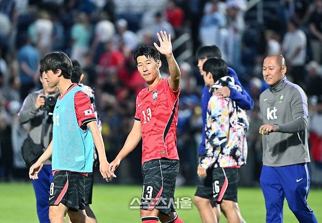 축구국가대표팀의 손흥민이 4일(한국시간) 미국 유타주 프로보 스미스 필드 하우스 사우스 필드에서 진행된 엘살바도르와의 평가전에서 1-0으로 승리한 뒤 관중들에게 인사를 하고 있다. 2026. 6. 4.  프로보(미 유타주) | 박진업 기자 upandup@sportsseoul.com