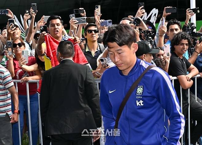 축구국가대표팀의 손흥민이 6일(한국시간) 멕시코 과달라하라 시내의 숙소에 도착하고 있다. 2026. 6. 6.  과달라하라(멕시코) | 박진업 기자 upandup@sportsseoul.com