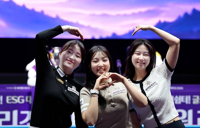 강원랜드(대표이사 직무대행 남한규)가 운영하는 하이원리조트가 타이틀 스폰서를 맡은 ‘국민의 행복쉼터 하이원리조트 PBA·LPBA 챔피언십 2026’이 5일 하이원 그랜드호텔 컨벤션홀에서 개막식을 열고 11일까지 7일간의 열전에 돌입했다. 사진은 하이원위너스 소속 강지은, 전지우, 이미래 선수. 사진 | 강원랜드