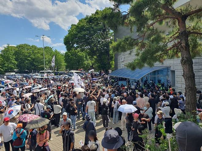 지난 5일 오후 서울 송파구 올림픽공원 핸드볼경기장에 재선거를 요구하는 시위대와 경찰이 대치하고 있다. 사진=최승한 기자