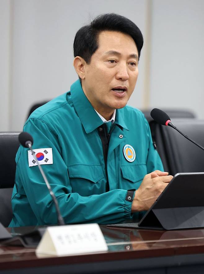 오세훈 서울시장이 지난 4일 여름철 대책 특별점검회의를 주재하고 있다. 뉴시스