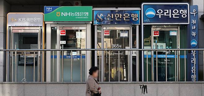 은행을 비롯한 금융권은 안정성과 수익성을 추구하면서 아파트 담보대출, 고신용대출에 치중하는 영업을 했다. 연합뉴스