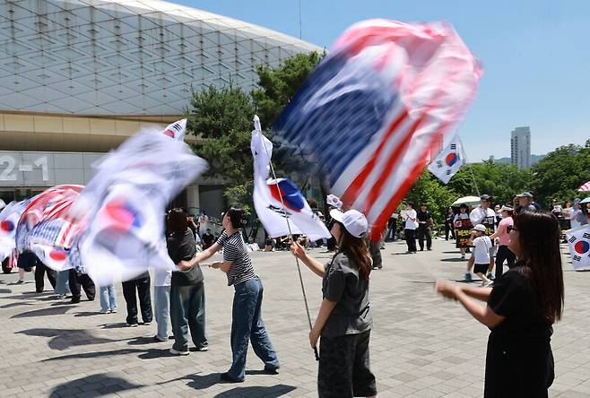 부정선거를 주장하는 시민들이 6일 오전 서울 송파구 올림픽공원 핸드볼경기장 앞에서 투표지 부족 사태를 규탄하고 있다. 정용일 선임기자 yongil@hani.co.kr