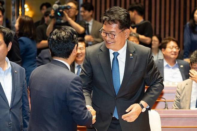 정청래 더불어민주당 대표와 송영길(오른쪽) 의원이 5일 서울 여의도 국회에서 열린 의원총회에서 인사하고 있다. 뉴스1