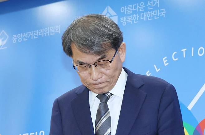 노태악 중앙선거관리위원장이 5일 경기 과천 중앙선거관리위원회에서 투표용지 부족 사태에 대한 대국민 사과 및 사의 표명을 한 뒤 기자실을 나서고 있다. 연합뉴스