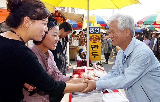 2005년 10·26 대구 동을 국회의원 재선거에 출마한 이강철 당시 열린우리당 후보가 10월 7일 대구 반야월시장에서 시민들과 악수하고 있다. 중앙포토