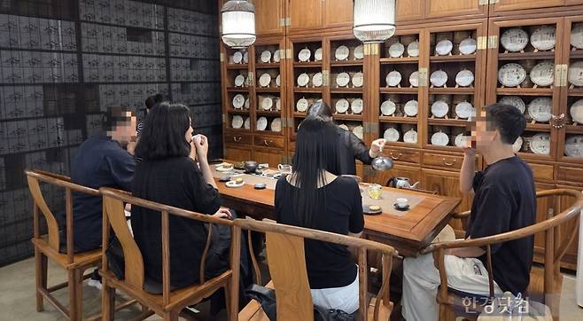 서울 용산구의 한 찻집에서 고객들이 차를 시음하고 있다./사진=박수림 기자