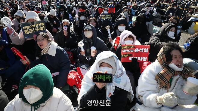 2030 여성 등 시민들이 2024년 12월 서울 남태령 일대에서 집회를 열고 있다. 이들은 전날인 21일 전국농민회총연맹이 트랙터를 몰고 서울 한남동 대통령관저로 향하다 가로막혔을 때 남태령으로 달려갔다. 정효진 기자
