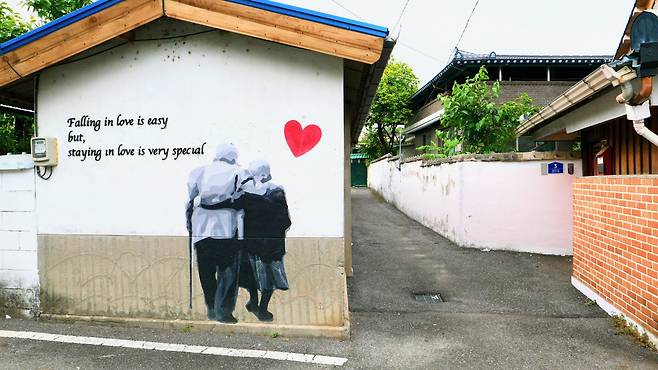 감성충전길은 곡성의 생활권으로 여행자를 이끌고 있다. 익숙한 골목이 위로를 전한다.