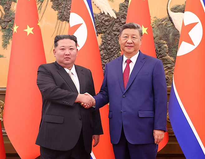 김정은 북한 국무위원장(왼쪽)과 시진핑 중국 국가주석이 지난해 9월 중국 베이징 인민대회당에서 정상회담을 하기에 앞서 악수하고 있다. 김 위원장은 당시 중국 전승절 80주년 열병식 참석을 위해 베이징을 방문했다. 로이터연합뉴스