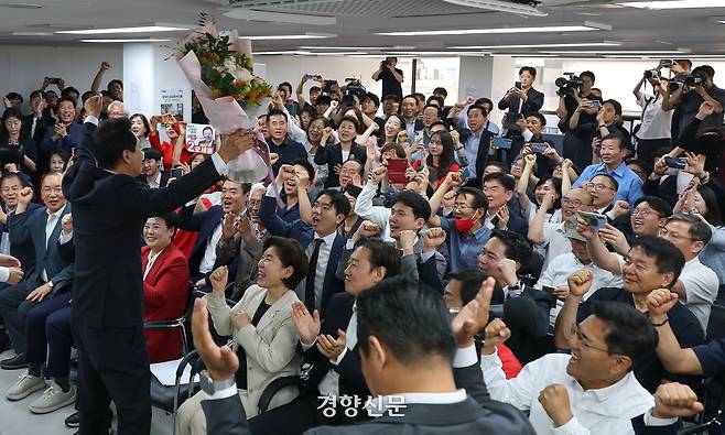 제9회전국동시지방선거에서 서울시장에 당선돼 서울시장 사상 첫 5선에 성공한 오세훈 국민의힘 서울시장 후보가 6월 4일 서울 종로구 선거캠프에서 축하꽃다발을 들고 당선 세레머니를 하고 있다. /성동훈 기자