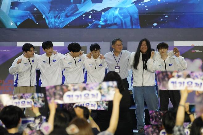 지난달 23일 고양 킨텍스에서 열린 ‘2026 경기 e스포츠 페스티벌’ 내 ‘경기 이네이트’ 출정식에서 FC모바일 종목 선수 이한울 씨(오른쪽 두번째)와 박희찬 씨가 미소를 짓고 있다. 한국e스포츠협회 제공