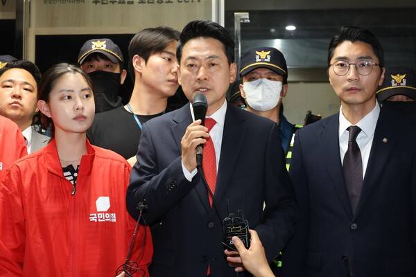 ▲국민의힘 장동혁 상임선거대책위원장이 4일 6.3 지방선거 투표소 용지 부족 사태와 관련해 서울시선거관리위원회를 항의 방문한 뒤 발언하고 있다. ⓒ연합뉴스