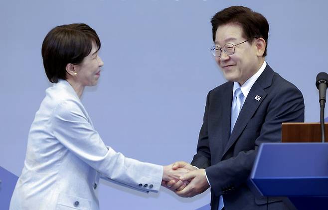 이재명 대통령과 다카이치 사나에 일본 총리가 지난달 19일 공동언론발표를 마친 뒤 악수하고 있다. [연합뉴스]
