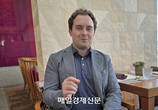 5일 슈어만 슈어만 베리에이셔널(Variational) 창업자 겸 최고경영자(CEO)가 실물자산(RWA) 마켓플레이스의 비전과 온체인 기반 유동성 통합 전략에 대해 설명하고 있다. [사진=안갑성 기자]