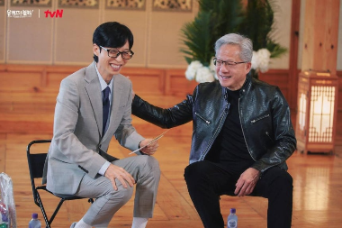 NVIDIA CEO Jensen Huang met with Yoo Jae-suk. As soon as news of his unconventional move—which seems to defy his reputation as a Silicon Valley titan—was revealed, both online and offline communities have been buzzing with excitement.On the 6th, the production team of tvNs You Quiz on the Block released photos and videos from the recording via their official Instagram account.Jensen Huang appeared wearing his trademark leather jacket and set the tone for the show with such an approachable demeanor that it was hard to believe he was the CEO of the worlds leading company.The production team posted a video of Jensen Huang dancing, accompanied by the witty caption, I couldnt make it to the third round of karaoke yesterday, so I came to You Quiz instead. In the video, he enthusiastically shook his body to the beat of Golden, performed by the group Huntrix from the Netflix animated series K-Pop Demon Hunters, fully showcasing his lively and fun-loving side.It is extremely rare for the CEO of the worlds most valuable company to appear on a Korean variety show and deliver such an unconventional display of fan service. With expectations already skyrocketing for the broadcast, many are wondering what kind of deep conversation he—the man who holds the reins of AI semiconductor dominance—will have with Yoo Jae-suk.Viewers are reacting enthusiastically, saying, I cant believe Jensen Huang is dancing, and Im curious about his chemistry with Yoo Jae-suk. You Quiz on the Block, where viewers can witness the unexpected charm of this global titan, airs on the 10th.