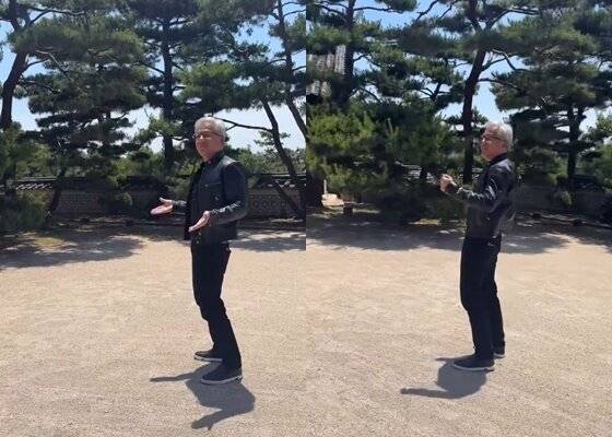 젠슨 황 엔비디아 CEO(최고경영자)가 케이팝 데몬 헌터스 노래에 맞춰 춤을 추고 있다. /사진=tvN '유 퀴즈 온 더 블럭' 인스타그램