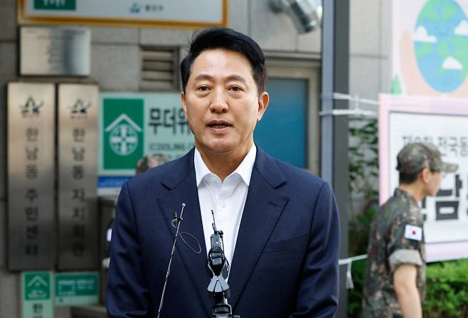 오세훈 서울시장이 담화문을 통해 시민들의 참정권 침해에 대한 우려를 나타냈다. 사진은 오 시장이 서울시장 후보일 당시인 지난달 29일 사전투표를 한 후 입장을 밝히는 모습. /사진=뉴스1